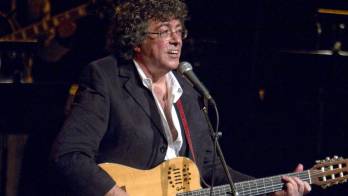 Fotografía de archivo del 25 de abril de 2010 que muestra al cantante argentino Piero durante un concierto en el Lincoln Center, en Nueva York (EEUU). Agencia/EFE