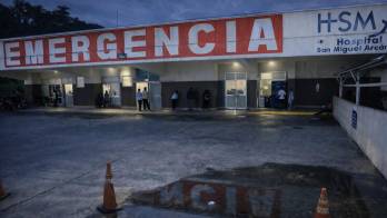Dos personas sobrevivieron al ataque y fueron trasladadas al hospital.