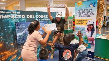 La bioquímica y bióloga molecular panameña, Belkis González presenta ‘Celi y los detectives del agua’, su primer libro infantil, en la Feria Internacional del Libro.