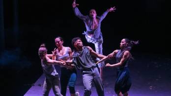 La danza contemporánea vivió su gran noche con la puesta en escena de la obra ‘Recaer’