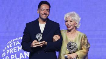 La escritora chilena Isabel Allende (d), ganadora del Premio Planeta 2026 con 'La hora antes del Alba', y el escritor Sergio Hernández Carrasco (i), finalista con su novela 'La añoranza'. Agencia/EFE