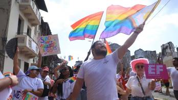 La Marcha del Orgullo LGBTIQ+ celebró su décimo aniversario con un recorrido por el Casco Antiguo, actividades culturales y un mensaje de inclusión bajo el lema ‘Todos Somos Panamá’.