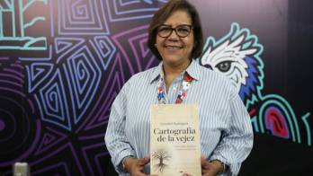 Getzabel Rodríguez debuta como escritora con ‘Cartografía de la vejez’, una obra que reúne 25 relatos y reflexiones sobre la vida, los desafíos y los derechos de las personas mayores.