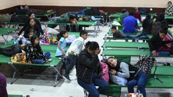 Personas descansan tras ser evacuadas en Alotenango al suroeste de Ciudad de Guatemala.