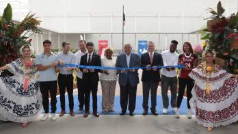 Rita Hansell, madre de Luis ‘Matador’ Tejada, y su hijo Luis Tejada Jr. participaron en el corte de cinta junto al presidente de la República durante la inauguración del Centro de Alto Rendimiento en Juan Díaz.
