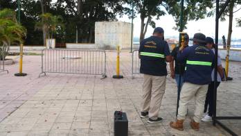 Peritos inspeccionaron el área donde fueron demolidas las estructuras del antiguo monumento chino.