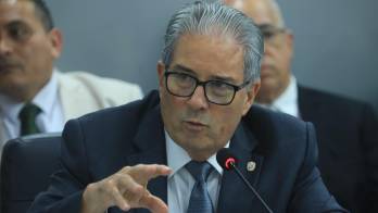 El ministro de Salud, Fernando Boyd Galindo, informó sobre la posibilidad de contratar especialistas extranjeros para cubrir vacantes críticas. Roberto Barrios/El SigloRoberto Barrios
