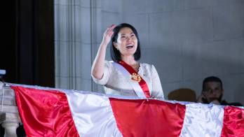 Keiko representa la vuelta al poder del fujimorismo, 26 años después de que su papá dimitiera desde Japón,
