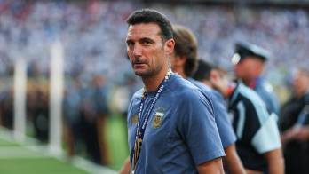 El seleccionador de Argentina, Lionel Scaloni, observa tras perder la final del Mundial de fútbol de 2026 entre España y Argentina en el estadio de Nueva York/Nueva Jersey, en East Rutherford.