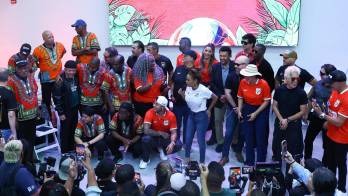 El lanzamiento de ‘Sube la Marea Remix’ se realizó ayer en presencia de los artistas protagonistas, quienes celebraron este himno dedicado a la Selección Nacional.