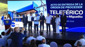 El presidente José Raúl Mulino, la alcaldesa de San Miguelito, Irma Hernández y representantes del proyecto durante el acto que dio luz verde a la construcción del teleférico.