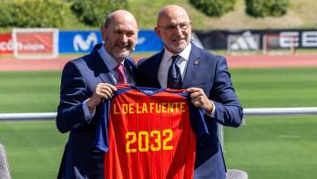 El presidente de la Real Federación Española de Fútbol, Rafael Louzán junto al técnico Luis de la Fuente.