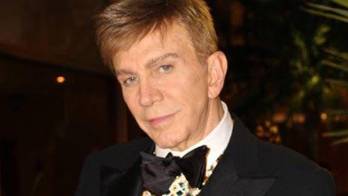 El experto en reinas se deja ver en eventos privados mientras recorre el corazón histórico del país.