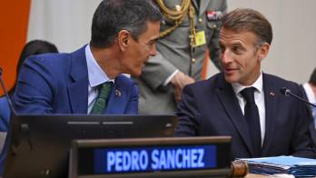El presidente del Gobierno español, Pedro Sánchez, junto al presidente de Francia, Emmanuel Macron (d), en el Diálogo de Alto Nivel para proteger los derechos de la infancia frente a la IA durante la Asamblea General de la ONU.