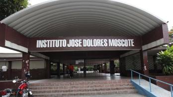 La Policía de Niñez y Adolescencia y unidades del Grupo Lince acudieron al Instituto José Dolores Moscote tras el decomiso de un arma de fuego a un estudiante.