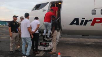 Agentes del Servicio Nacional de Migración supervisan el traslado de los migrantes nicaragüenses