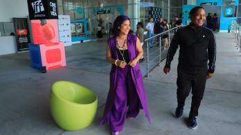 Tony Dandrades y Karla Quintero recorrieron la Ciudad de las Artes durante la apertura del IFF Panamá 2026, dando inicio a la fiesta del cine.