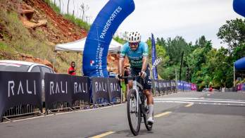 Gabriel Rojas ganando la tercera etapa.