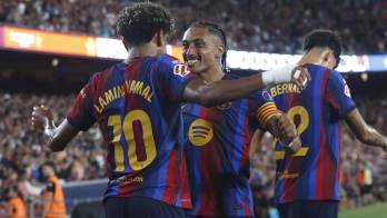 El delantero del Barcelona Lamine Yamal (i) celebra con Raphinha su gol.