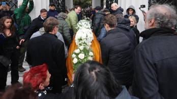Personas trasladaron el féretro en el que reposan los restos del cantautor argentino Piero Antonio Franco De Benedictis el viernes, durante las exequias en el cementerio de La Recoleta en Buenos Aires.