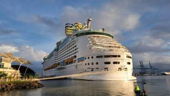 Paramédicos confirmaron el fallecimiento del cocinero tras su traslado al Puerto de Cruceros Colón 2000.