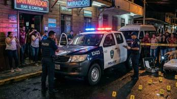 Las autoridades investigan el homicidio ocurrido frente al Bar Mirador tras una presunta disputa económica.