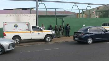 Personal de Criminalística procesó la escena del homicidio ocurrido dentro de una recicladora en la vía Frangipani, corregimiento de Curundú.