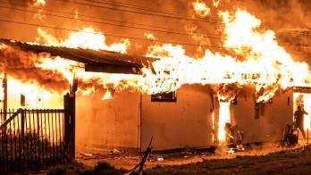 Diez adultos mayores fueron rescatados tras el incendio que destruyó el hogar El Edén, en Pitrufquén.