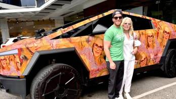 El alcalde Mayer Mizrachi rotuló su Cybertruck con fotos de su madre, Rebeca Matalón, como una divertida sorpresa para celebrar el Día Internacional de la Mujer.