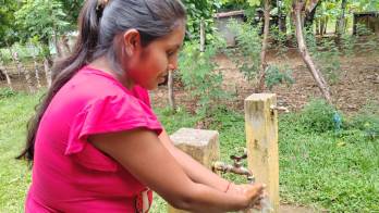 Por recomendación de las autoridades, los moradores de las comunidades cercanas deben evitar consumir el agua hasta que se conozcan los resultados de los análisis.