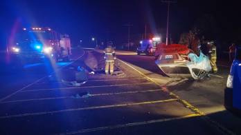 Unidades del Benemérito Cuerpo de Bomberos y personal del SUME 911 atendieron el accidente tipo vuelco registrado en el sector de El Francés, en Alto Boquete, donde una persona resultó lesionada.