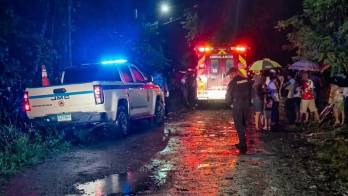 Los estamentos de emergencia acudieron a la barriada La Quinta, en Sarati, tras reportarse que una niña había sido arrastrada por la corriente de una quebrada.