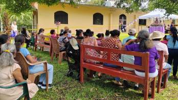 Las afectaciones en la capilla obligaron a realizar la eucaristía en sus exteriores, donde los devotos mantuvieron viva la tradición religiosa.