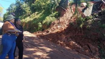 Una pared colapsada y el desprendimiento de tierra comprometieron una vivienda en Cerro Bandera, Pedregal.