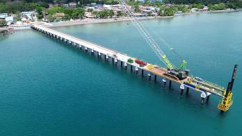 Avances de la construcción del nuevo muelle multipropósito en Puerto Armuelles, que atenderá buques Panamax y minicruceros para dinamizar la economía local.