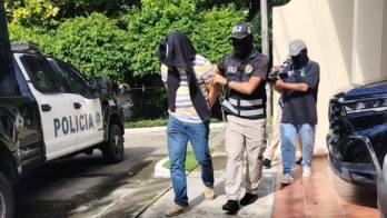 Un exejecutivo bancario fue detenido en medio de las investigaciones por la presunta manipulación de créditos fiscales.