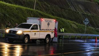 Unidades de tránsito y personal de emergencia acudieron a la vía Panamericana para atender el accidente que cobró la vida de una mujer de 38 años.