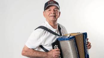 Minguito Sáez, líder de ‘La Maquinaria Roja’, celebrará este domingo en Parita sus 77 años de vida y más de cinco décadas dedicadas a la música típica panameña.