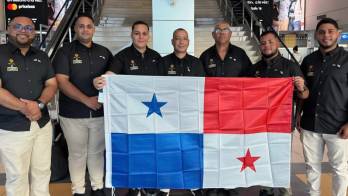 Integrantes de la agrupación posaron con la bandera de Panamá en el Aeropuerto de Tocumen, antes de partir hacia su gira por Europa.