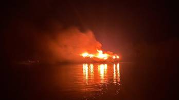 La embarcación Sinono quedó prácticamente destruida luego de incendiarse en el área del muelle de Miramar, en la Costa Arriba de Colón.