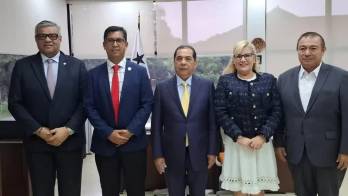 El nuevo rector de la Unachi, Absel Navarro, junto a otras autoridades universitarias y el ministro de Educación, Ventura Vega.