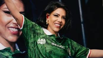 Demphra recibe lluvia de amor tras posar con la camiseta de la Selección de México.