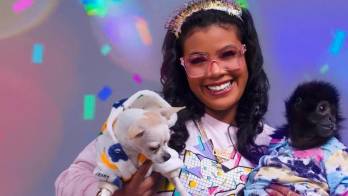 La cantante Carlienis posa junto a su mona Karol, mascota que se hizo conocida en redes sociales y cuya muerte ha desatado una fuerte polémica.