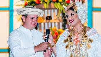 Celsito Quintero y Milagros Burgos deslumbraron en su boda civil; ella con una elegante pollera blanca de lujo y él con camisilla tradicional y sombrero pintado.