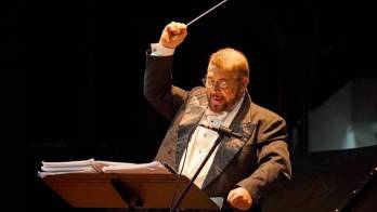 Bajo la batuta, el reto es claro: buscan a quien esté a la altura de dirigir la Sinfónica Nacional.