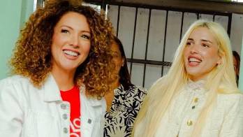 Erika Ender y Elena Rose durante su visita al IPHE, donde compartieron música y protagonizaron un emotivo momento que tocó corazones.
