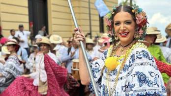 Bettina García deslumbró empollerada como abanderada, dejando claro que su amor por Panamá no es moda, es puro corazón.