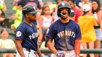 Luis Durango celebra su extrabase.