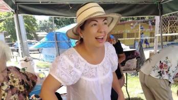 Delyanne Arjona cocinó una gran olla de sopa en Las Tablas y compartió abrazos y momentos emotivos con las personas afectadas por el terremoto. Redes Sociales/@delyannearjona