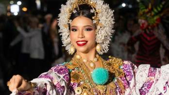 Un día antes del terremoto, Isabela Vargas Sittón, recorrió las calles de Las Tablas la noche del jueves durante la tuna de inicio del X Festival de Costumbres y Tradiciones 2026. Redes Sociales/@fest.costumbresytradiciones26